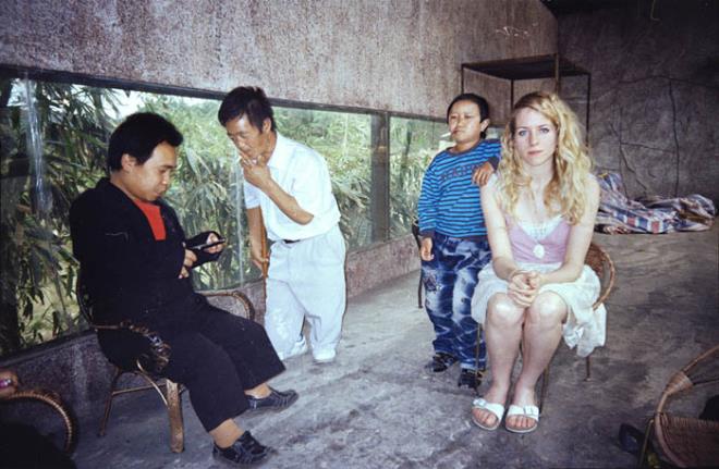 mparatorlukta yaayan insanlar ayn zamanda burada alyor. mparatorluk yasalar gereince 130 santimetrenin altndaki insanlar ieride yaayp alabiliyor ancak.