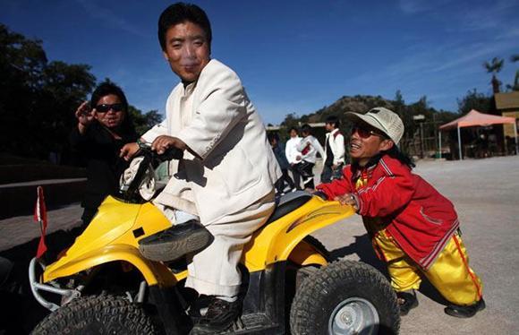 in&#8217;in Kunming ehri yaknlarnda 2009 ylnda alan tematik bir park, Cce mparatorluu (The World Eco Garden of Butterflies and the Dwarf Empire).