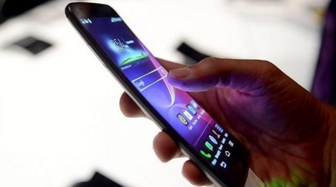 BANKA FRELER N DKKAT<br>  4.5G&#8217;li sim kartlarn alan kullanclar bankaclk ilemlerinde sknt yaayabiliyor. Bunun sebebi de internet ve mobil bankaclk uygulamalarna giri iin kullanlan tek kullanm ifrenin tek bir SIM kartla eletirilmesi. Birok banka internet sitelerinin ana sayfalarndan bilgilendirmeler paylaarak mterilerine konu hakknda bilgi verdi. Verilen bilgilere gre tek kullanmlk ifrenin size gelmemesi durumunda, mterisi olduklar bankann telefon bankacln aramas, ATM&#8217;lerde ifre ilemleri mensnde yer alan &#8216;SIM Kart bloke kaldrma&#8217; admn kullanmas veya dorudan ubeden destek almas gerekiyor.