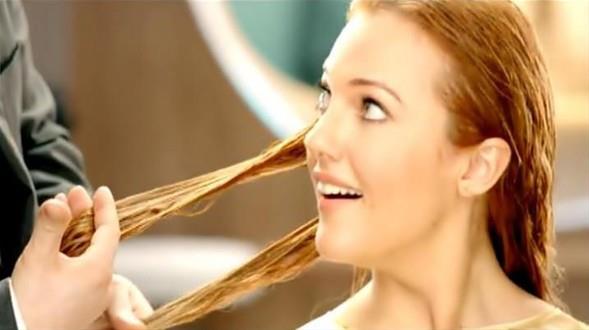 Uzerli, bir şampuan firmasının tanıtım yüzü oldu. Uzerli'nin oynadığı reklam filmi de kısa süre önce ekranlarda dönmeye başladı.