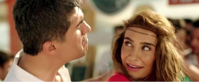 Sıla ile Özcan Deniz'in birlikte kamera karışına geçtiği ve düet yaptığı içecek reklamının Hint yapımı bir filmdeki şarkıdan uyarlama olduğu ortaya çıktıktan sonra reklam özellikle sosyal medyada eleştiri yağmuruna tutulmuştu...