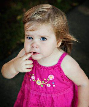 ocuun hayatnda onu psikolojik olarak etkileyen olaylar rnein; anne babann boanmas, annenin i hayatna atlmas, ilgi ve sevgi eksiklii, sevdii bir kiinin hastalanmas ya da kayb, yeni bir kardein dnyaya gelmesi, karde kskanl, arkada ortamndaki skntlar gibi stres yaratan faktrler trnak yemei tetikliyor.