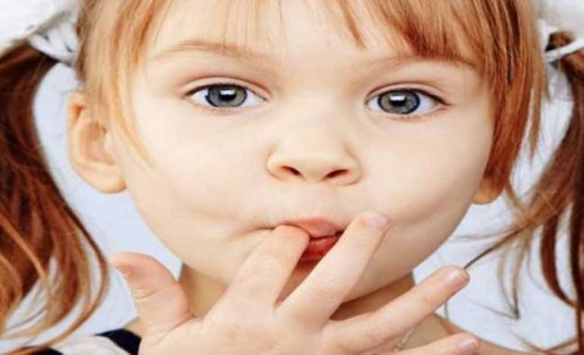 ocuun huzurlu bir ortamda bymesini salamak da nemlidir. Eler arasndaki gerginlikler, anne, babann arc baskc ve kontrolc olmas, iddet ve fke ieren TV programlar, korku ve kayglar bu davran bozukluunun olumasna neden olabilir.