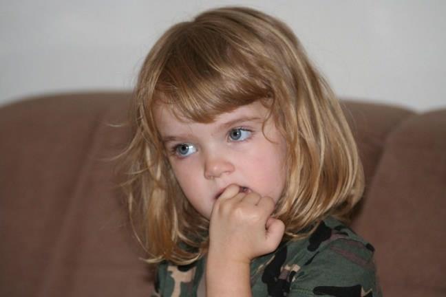 ocuklar neden trnak yer?  <br>  Kz ocuklarnda erkek ocuklarna gre daha fazla gzlemlenen bu davrann sebepleri deiiklik gstermekle birlikte daha ok duygusal sorunlardan kaynaklanmaktadr.