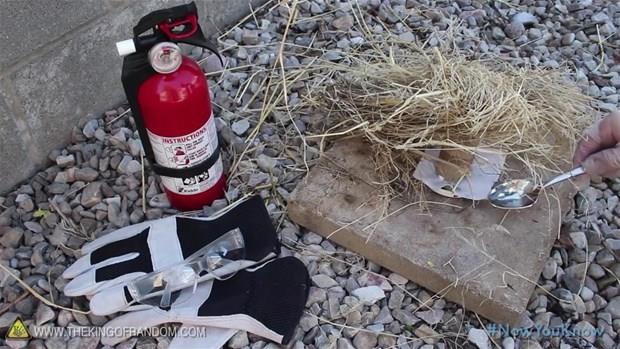 Bir ka saniye iinde sodyumlar alev alacak ve zerindeki al rpy tututuracaktr.