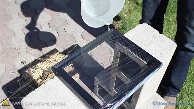 3- Bo bir ereve bulun ve etrafn stre film ile sarn. Yerden yksee yerletirip zerine yavaa scak su dkn.