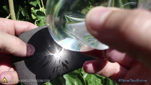 Tutumaya balaynca iin kuru ot ve kolay yanacak kat gibi eylerle duman glendirerek ateinizi yakn.