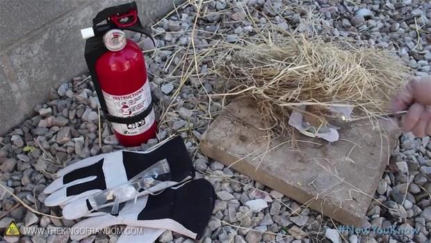 Ancak atele oynarken dikkatli olmay unutmayn. Bu deneyleri gerekletirirken gerekli koruyucu giymeyi ve yangn sndrc bulundurmay ihmal etmeyin.