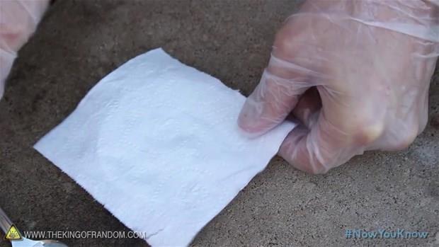 En alttaki tuvalet kadnn zerine bir yemek ka su dkn ve koarak uzaklan.