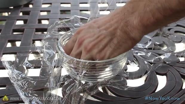 2- Bir kap bulun, iine effaf stre ile kabn eklini alacak ekilde serin.