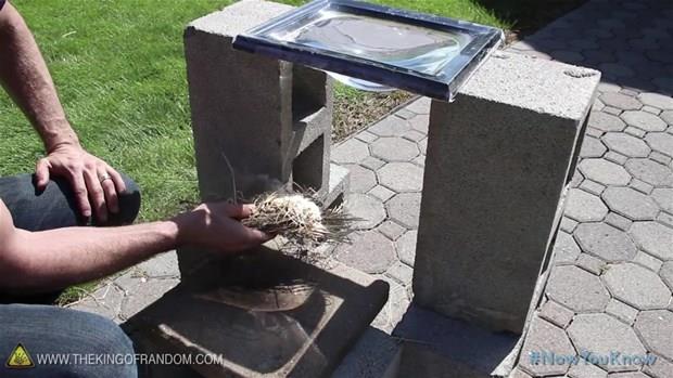 Oluan likit mercein gnele odak olacak bir noktaya yansd yere kuru ot ve tutuacak aa paralar ekleyin.