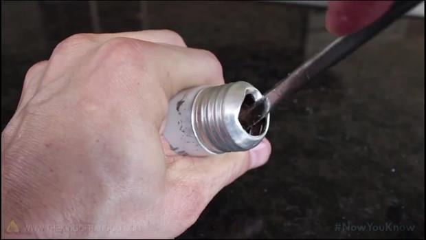 Su ile ate birbirlerinin ztt ve hatta dman olarak grlrler. Oysa ki suyla ate yakmann pek ok yolu mevcut.