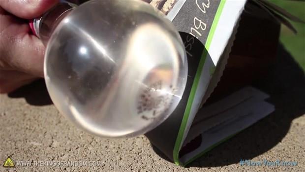 Su dolu ampul gazetenizde koyu renkli ksma gelecek ekilde gnele odak olacak ekilde tutun.