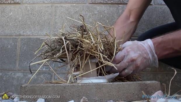 Tuvalet kadnn ortasna sodyum parasn yerletirin. Rulonun zerine de kuru ot ve tutuacak paralar ekleyin.