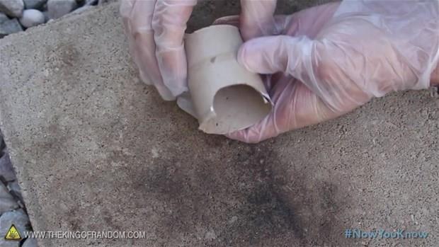 Rulonun kesini kesin, zerini bacay kapar gibi tuvalet kadyla kapatn, alt ksm bo kalsn.