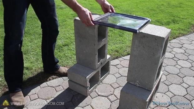 3- Bo bir ereve bulun ve etrafn stre film ile sarn. Yerden yksee yerletirip zerine yavaa scak su dkn.