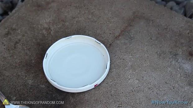 Tuvalet kadnn ortasna sodyum parasn yerletirin. Rulonun zerine de kuru ot ve tutuacak paralar ekleyin.