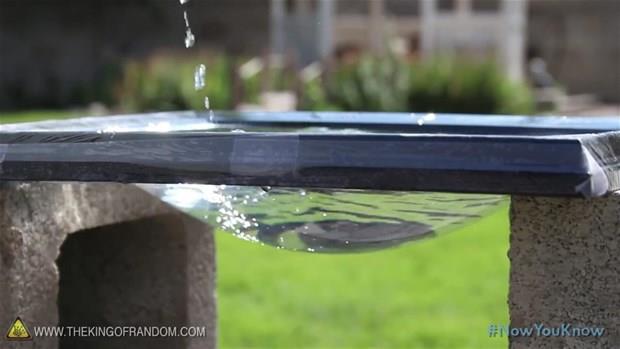 Siz suyu dkerken film yavaa aa doru uzayacak ve doal bir mercek oluturacak.