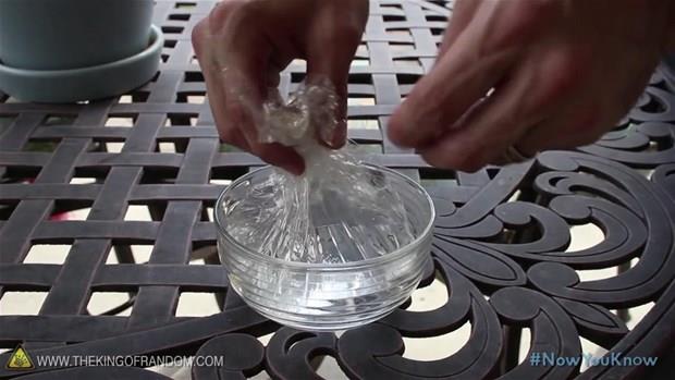 Tamamen dolunca keleri birletirip kvrarak su dolu bir top elde edin.