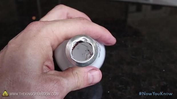 te su ile ate yakmann 5 yolu:  <br>  1- Eski bir ampul alp iini temizleyin. Eer beyaz ampul ise scak su dkp alkaladnzda iindeki boya kacaktr.