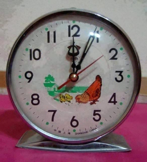 Dijital saate inat samimiyetiyle gnllere taht kuran horozlu saatler de vard.