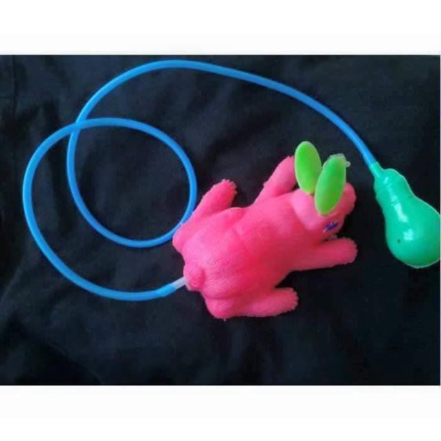 ine su doldurularak arkadalara sklan bazen de topraktaki imenlerin arasndan tohumu ekilmeyen ve asla kmayacak olan iek iin emek verilen kk kurbaa oyunca.