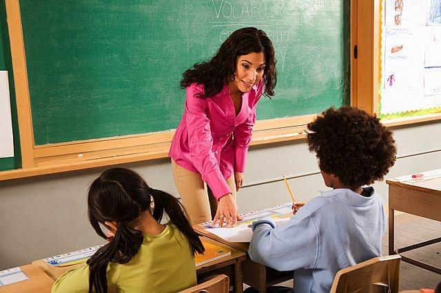 OKUL VE SINIFLAR OLACAK: rencinin &#8216;ders kardm&#8217; bahanesi olmayacak. Ders odasnn duvarna yanstlacak. Kardnz derste anlamadklarnz olursa robretmen anlatacak. Ama gerek retmenlerin yerini rencileri anlayamad, mentorluk yapamad iin tutamayacak. Okullar, snflar hep olacak. ocuklar okullarda hem internet hem de sosyal becerileri reniyorlar.