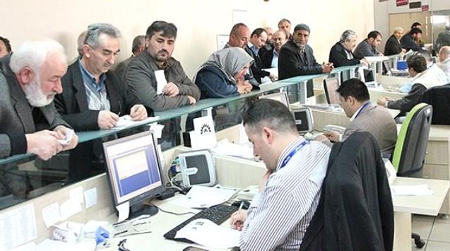 Potansiyel olarak 1 milyon 800 bin kiiyi ilgilendirdii belirtilen dzenlemeye ilikin olarak CHP Eskiehir Milletvekili Utku akrzer, &#8220;Suriyeliler de bu kapsamda m&#8221; sorusunu yneltti.