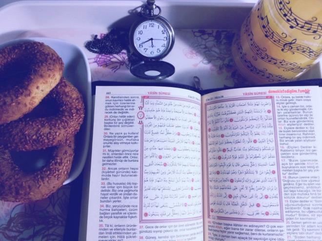 Bu geceleri vesile ederek nfile namaz klmak, Kur'n- Kerm okuyarak zerinde dnmek, tezekkr ve tefekkr etmek yararl olur. Peygamberimiz Kadir gecesinde nasl dua edebileceini soran ie vlidemize yle demesini tavsiye etmitir: Allahmme, inneke afvvn thibb'l-afve fa&#8216;f ann (Ey Allahm! Sen phesiz ok affedicisin, affetmeyi seversin, beni affet) (Tirmiz, &#8220;Da&#8216;avt&#8221;, 84).