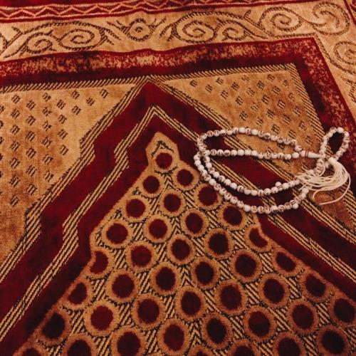 Regaip Kandili  Aylarn balangcdr. 2016 Regaip Kandili 7 Nisan Perembe gnne denk geliyor. 8 Nisan Cuma gn  Aylar balyor.  <br>   aylar; birbiri ardna alan rahmet ve mafiret kaplar olan Recep, aban ve Ramazan ayn iinde barndran, Regib kandiliyle balayan, Mira ve Berat&#8217;le devam eden, bin aydan daha hayrl Kadir gecesiyle zirveye ulaan, Ramazan bayramyla da madd ve manev alanda &#8220;Bayram&#8221;a dnen manevi ykseli ve balanma aylardr.