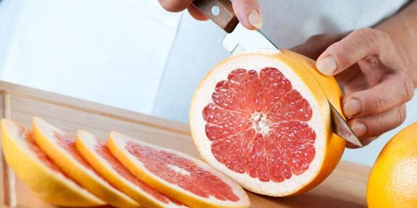 BBREK TALARI N GREYFURT  Dzenli olarak greyfurt suyu tketimi bbrek talarnn geliimini byk oranda engelleyebilir. C vitamini ierii yksek, meyve suyu, idrarda pH deerini ve sitrik asit salglanan hzn arttrmak iin yardmc olur. Bununla birlikte ierdii kalsiyum bbrek talarnn olumasna engel olabilir.