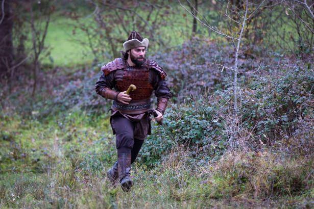 Ben dizideki en eril, en erk, en kahraman karakterlerden birisini, Doan Alp'i oynuyorum. Rolm giyinmemde kyafetlerim ok nemli. 1 buuk metro boyundaym. Ama kyafetleri giyince boyunuz ksa bile olsa amansz bir yiit olabiliyorsunuz.