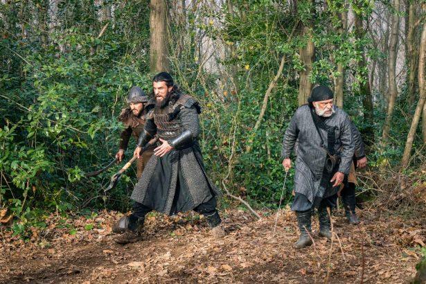 Normal kyafetlerle Cengiz Cokun iken bunlar giyer giymez Turgut Alp oluyorum.