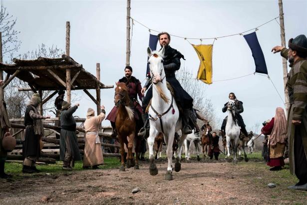 Bu detaylarn erkeklik, korkusuzluk, kahramanlk duygularn pekitirdiini dnyorum. imdilerde ise sorumluluklarmz unutturan detaysz kyafetler giydiimizi dnyorum. Modern dnyada kadnlarda da buna benzer kayplar var.