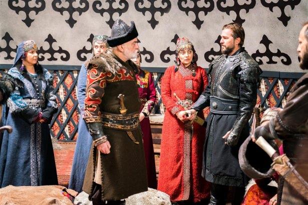 Ama bu zamanda daha bencil bir imaj yayyor erkekler etraflarna. Yaam ekilleri, yetitirilme tarzlar, ruh halleri kyafetlerine yansyor.