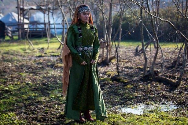 Darack gmlekler, renkli pantolonlar ise bana gre ciddiyetten uzak. nce ve ipeksi tl kumalardan yaplm kyafetleri kullanan erkekler var. Takm elbise daha houma gidiyor.