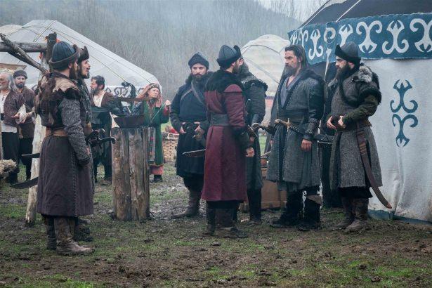 Kullandm kyafet ve eyalardan bazlarn ok seviyorum. Mesela benim karakterimin zel silahlar var. Haner ve kl kabzam ok seviyorum. Ve onlar benim iin Doan Alp olarak kiiliimi yanstyor. Kullandmz silahlar o dnemin gece gndz savaan erkeklerine ait.