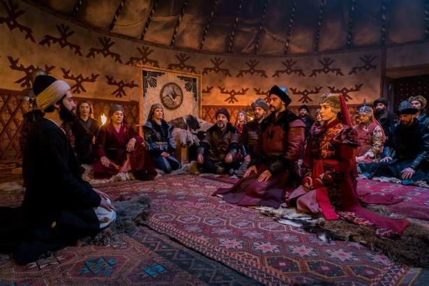 BURCU KIRATLI: Alplerin ya da o zamann erkeklerinin giydii kyafetler, klk iermiyor. Bir ok geldiinde ya da vahi bir hayvan karsna ktnda korunmaya yardmc olan kyafetler.