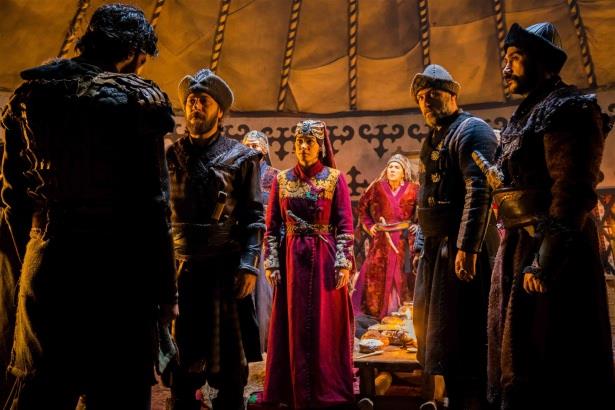 Sert zrhlar, kal9n kuaklar, deri kemerler... Ve bir yandan da bu zorlu ortamda daha rahat harekete edebilme bakmndan uygun. Asl motivasyonlar gvenlik.