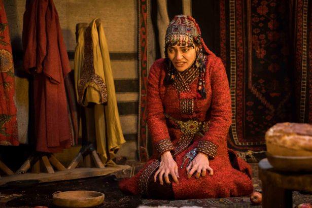 Gnmz kyafetlerinde bu tip detaylar yok. Belki takm elbise daha saygn bir his uyandryor.