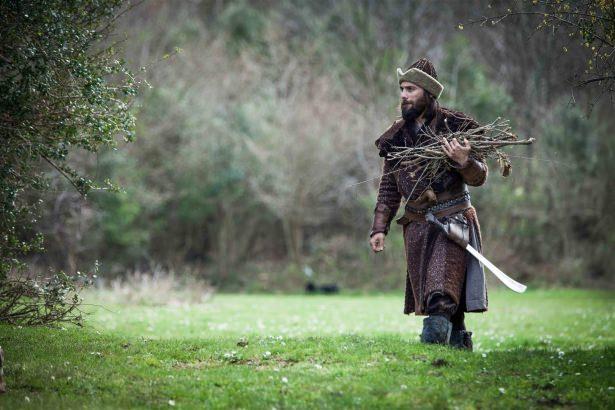 CAVT ETN GNER: zerimizdeki kostmler bizi zamann ruhu iine sokuyor. Keeden yelekler, organik kumalardan arlavarlar giyiyoruz. Sadece kyafetlerimiz deil, etraftaki tm detaylar bizi 13. yzyla savuran ayrntlar.