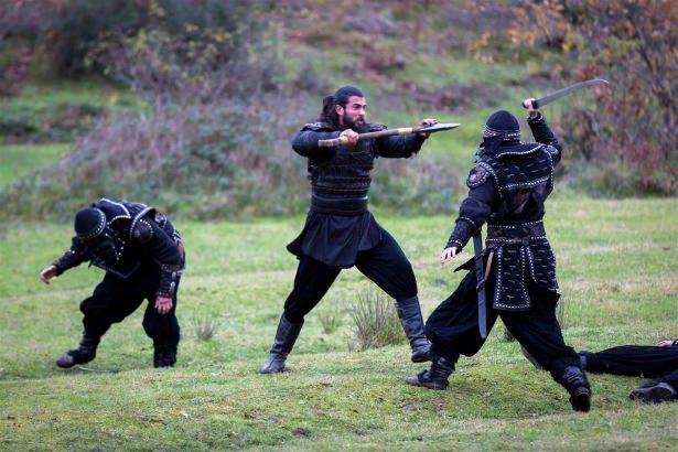 Kostmlerde bulunan eril detaylarn erkee de tezahrleri varm demek ki.