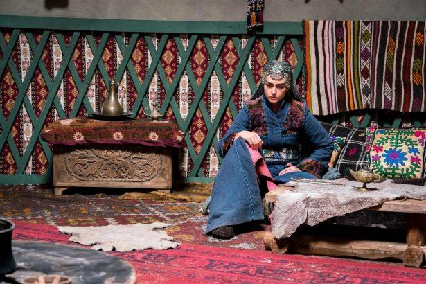 ESRA BLG: O dnemin erkek karakterleri zerinde bulunan elbiseler ok etkileyici. Mesela kostmn giymeden nce de tanyorum Altan'. Ama set kostmn giydii zaman bambaka grnyor.