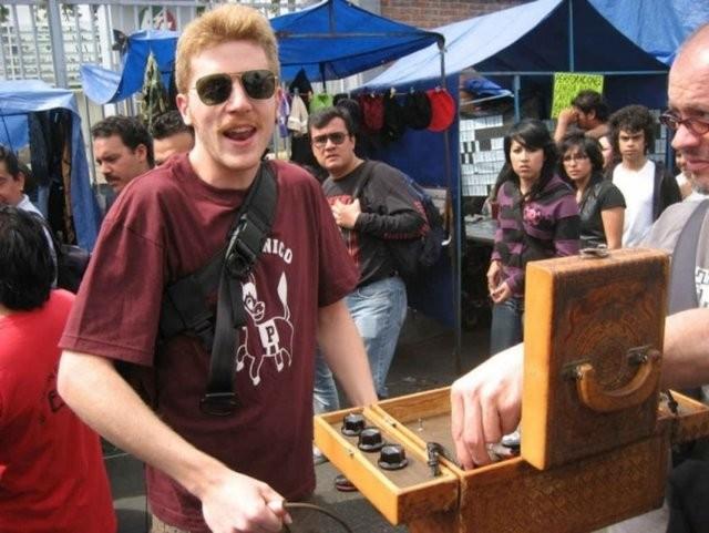 Bu adamn ad "toque". Meksika'da ok rabet gren toque'lar, 2 ila 4 dolar arasnda cretler karlnda size 100 volta kadar elektrik veriyor.