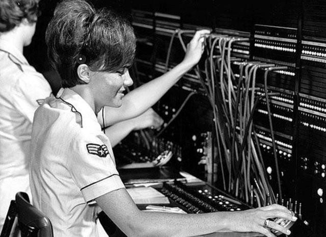 Telefon Santral Operatr: Gemi yllarda telefon santrallerinin vazgeilmez elemanyd, ancak teknolojinin gelimesi ve bu tr bir ie gerek kalmamasyla bu meslekte unutulmaya yz tuttu.