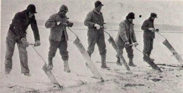 Buz Kesicilik: Buzdolaplar henz retilmemiken donmu nehirlerden buzlar kesip evlerde ve sanayide kullanlmas iin satan kiiler vard, bu ii yapan kiilere buz kesici denilirdi.