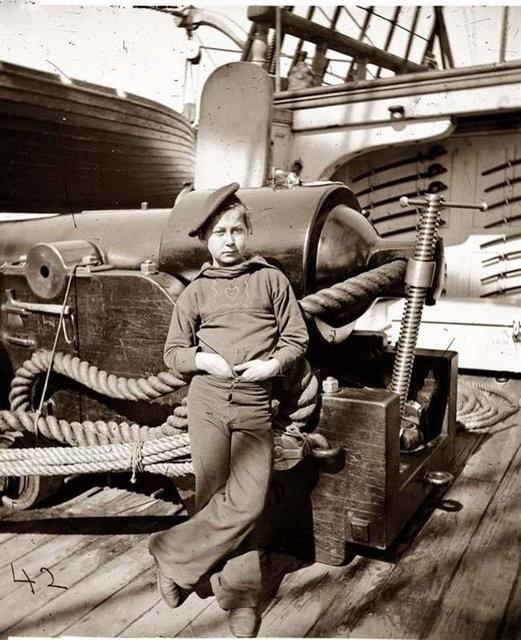 Powdermonkey: Sava gemilerinde, bombardman srasnda alan kiilerdi, genelde genler arasndan seilirdi.