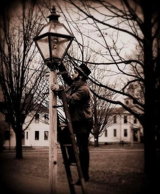 Sokak Lambas Yakcs: Elektrikli ampuller icat edilene kadar sokak lambalarn ap kapatan ve bakmn yapan kiiler vard.