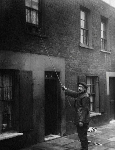 DNYANIN EN TUHAF MESLEKLER!  Uyandrc: Akll telefonlar, alarmlar olmadan nce insanlar, uyandrp iine ve okulallarna ge kalmamasn salyordu. Uyandrc iini ya camlara bezelye taneleri atarak ya da camlara uzun sopalarla hafife vurarak yapyordu.