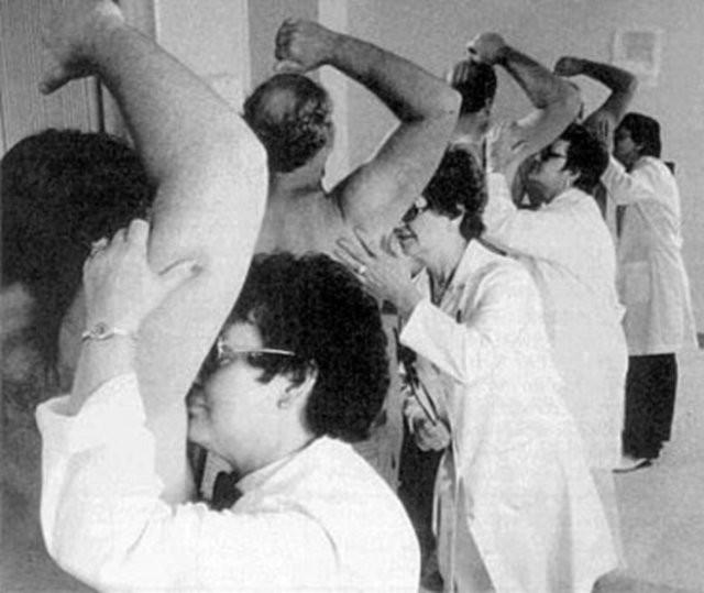 Bu kadnlar sapk m, mazoist mi? Hayr, koltukalt kokusunu nlemek iin retilen deodorantlarn etkili olup olmadn test ediyorlar.